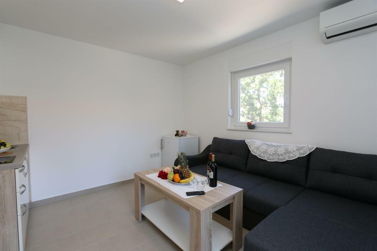 Apartments Maric-Hlapa Солине Екстериор снимка